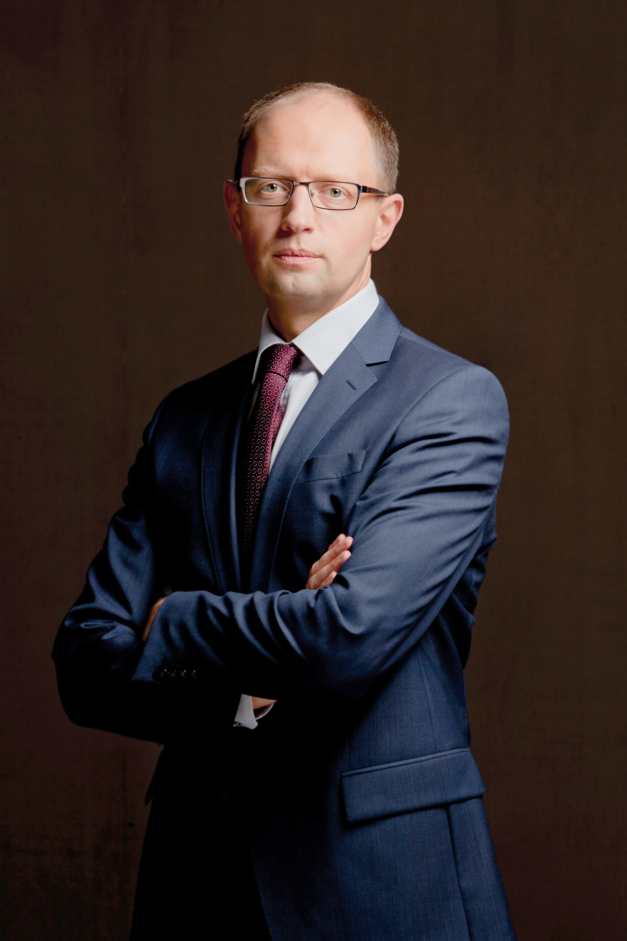Окуляри, темний костюм і суха логіка: чому Яценюк виглядає як технократ кризи Арсеній Яценюк портрет