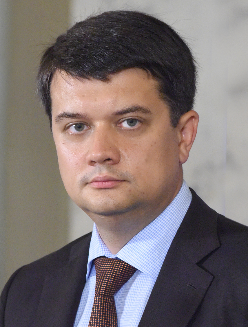 Телевізійна чистота і парламентська холодність: стиль Дмитра Разумкова Дмитро Разумков портрет 2019