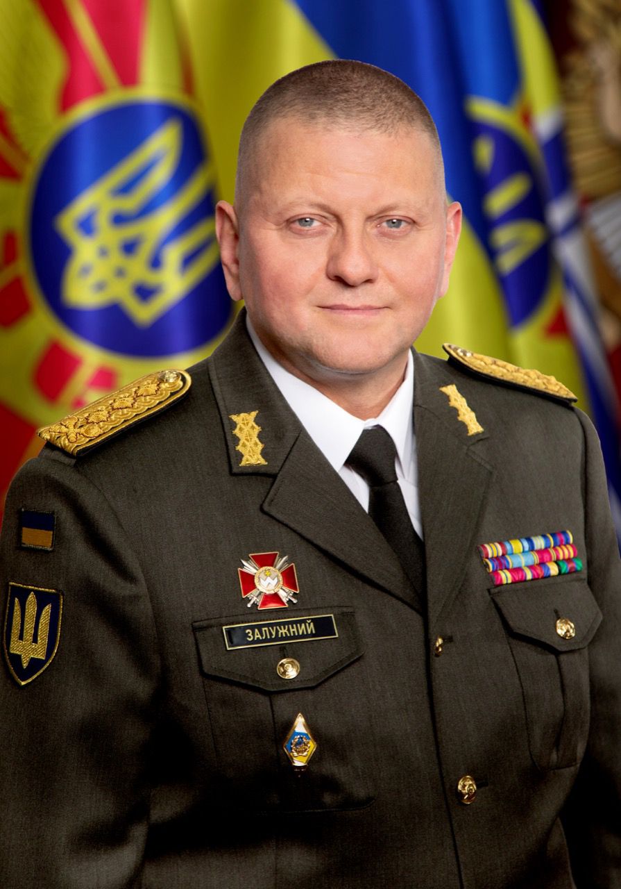Від пікселя до дипломатичного костюма: новий стиль Валерія Залужного Валерій Залужний військовий портрет